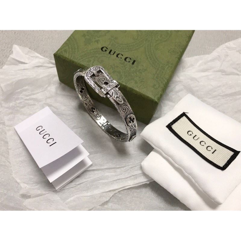 G*u*i bracelets